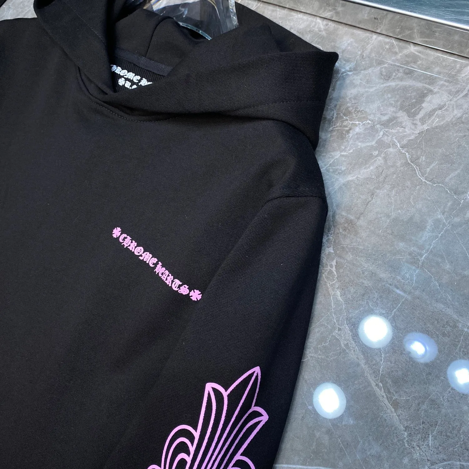 P248 Chrome Hearts Autumn and Winter 2025 are available simultaneously at counters❤️ Chrome Matty Boy pink letter sweatshirt hooded sweatshirt. Imported environmentally friendly glue printing and dyeing. Improved customized version of 1:1 high-gram weight high-quality fabric. Recommended color: black. Size: S, M, L, XL.